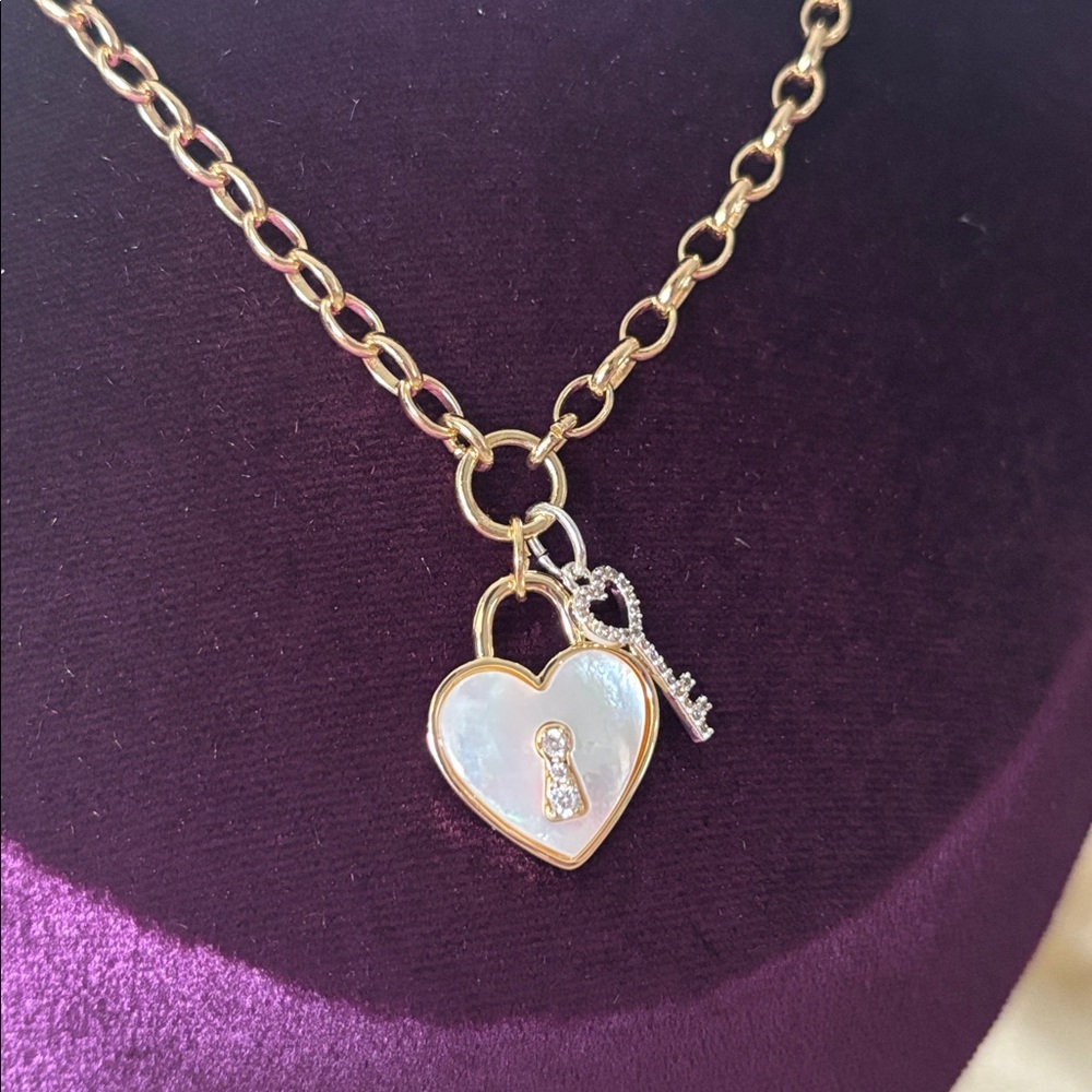Mother of Pearl Heart & Key Necklace - Picture 4 of 7